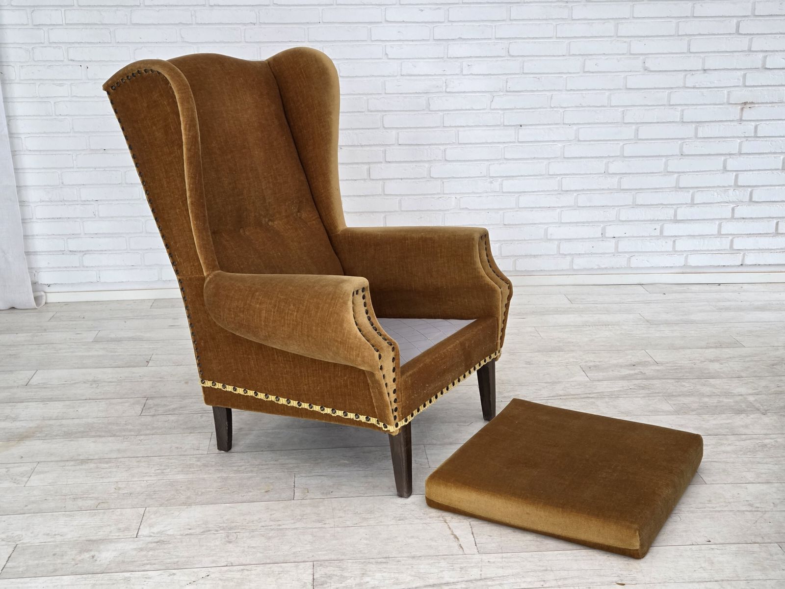 Meubels Ca. Jaren 1970, Deense Fauteuil Met Hoge Rug, Meubelvelours, Eikenhouten Poten. photo
