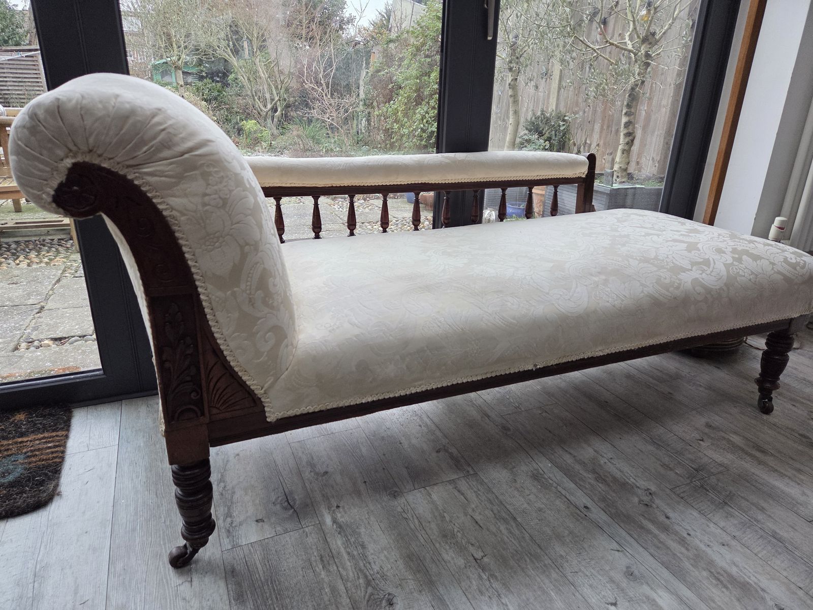 Edwardian Chaise Lounge With Cream Damask Fabric