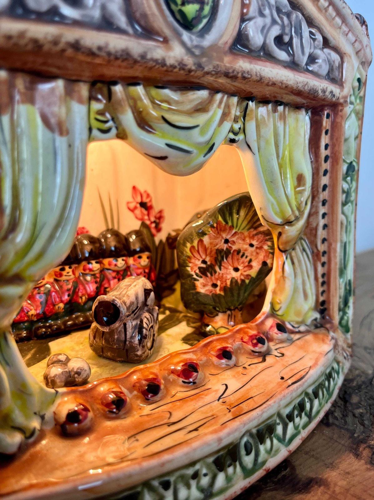photo vintage Vintage Ceramic Night Light Or Table Lamp, Designed As A Miniature Theatre Stage Diorama, Military Nutcracker Theme