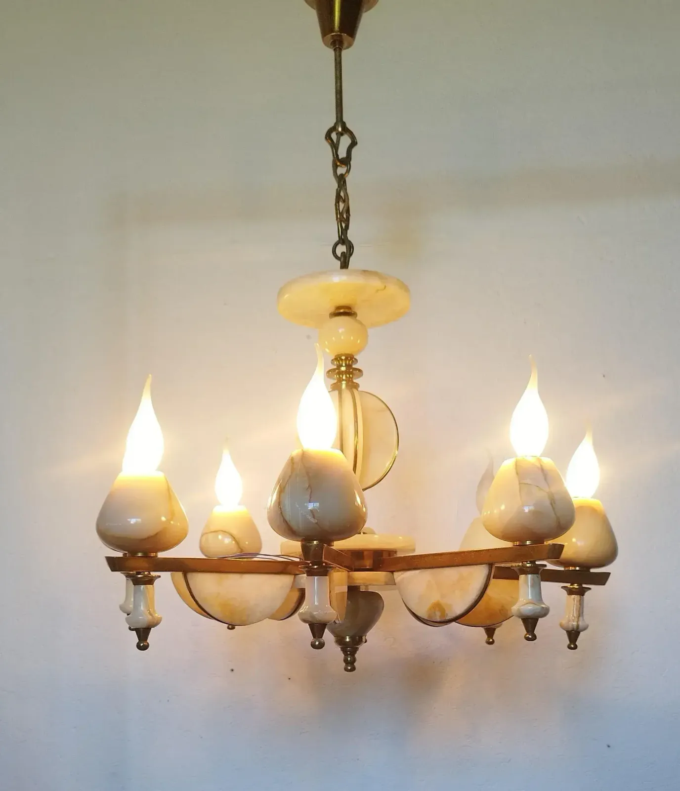 1813.0 Vintage Italian Honey Onyx Marble Brass Chandelier 80s Lighting photo