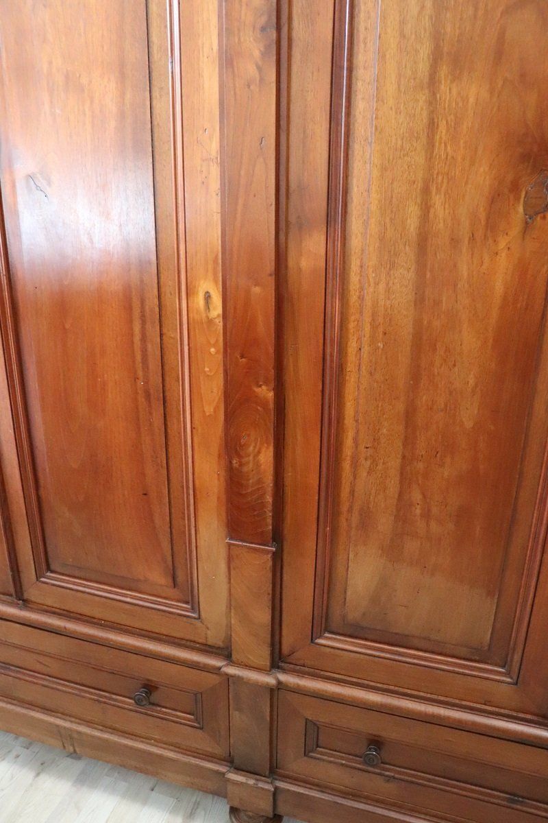 photo vintage Large Antique 19th Century 4 Door Wardrobe In Walnut