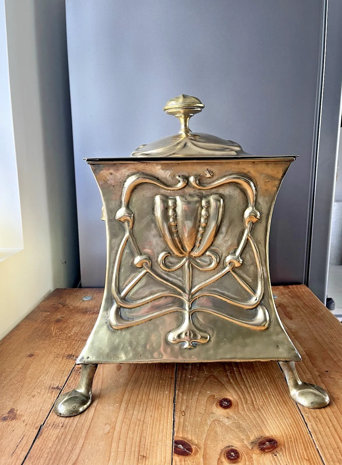 Antique Art Nouveau Floral Brass Beaten Riveted Coal Box Scuttle Bucket Log Bin photo for sale