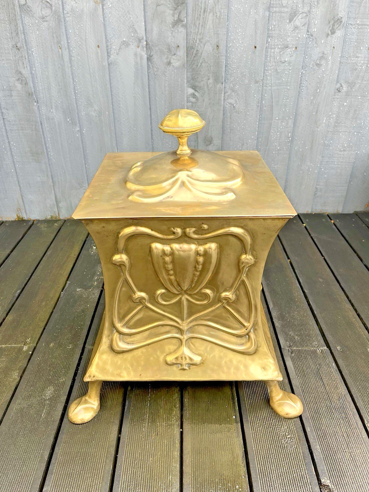 Antique Art Nouveau Floral Brass Beaten Riveted Coal Box Scuttle Bucket Log Bin photo vinterior