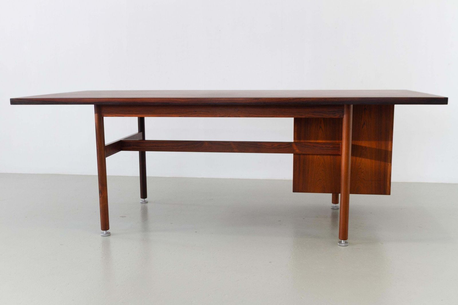 photo vinterior Mid Century Rosewood Executive Desk With Y Pulls By Jens Risom, 1960s.