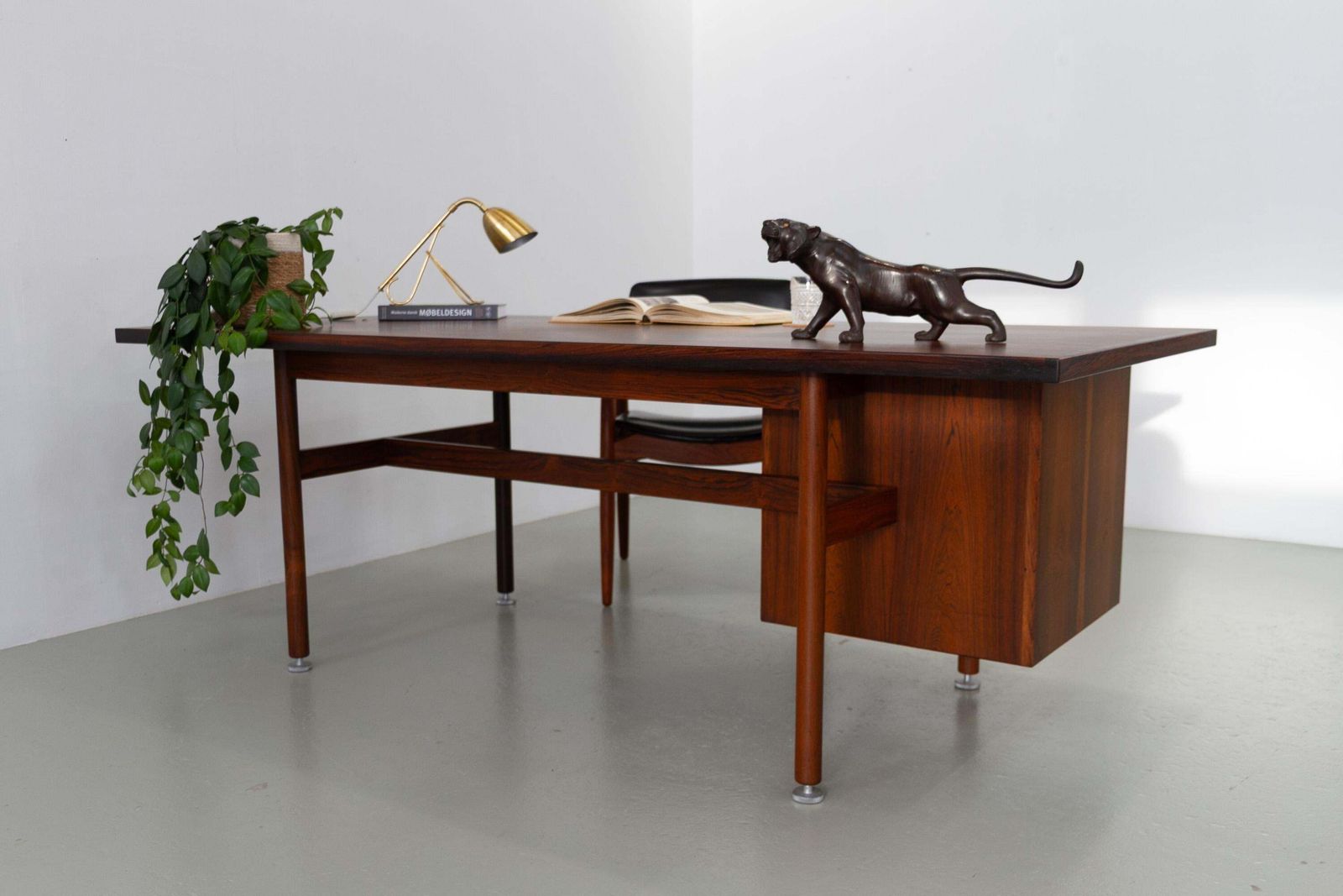 photo vintage Mid Century Rosewood Executive Desk With Y Pulls By Jens Risom, 1960s.