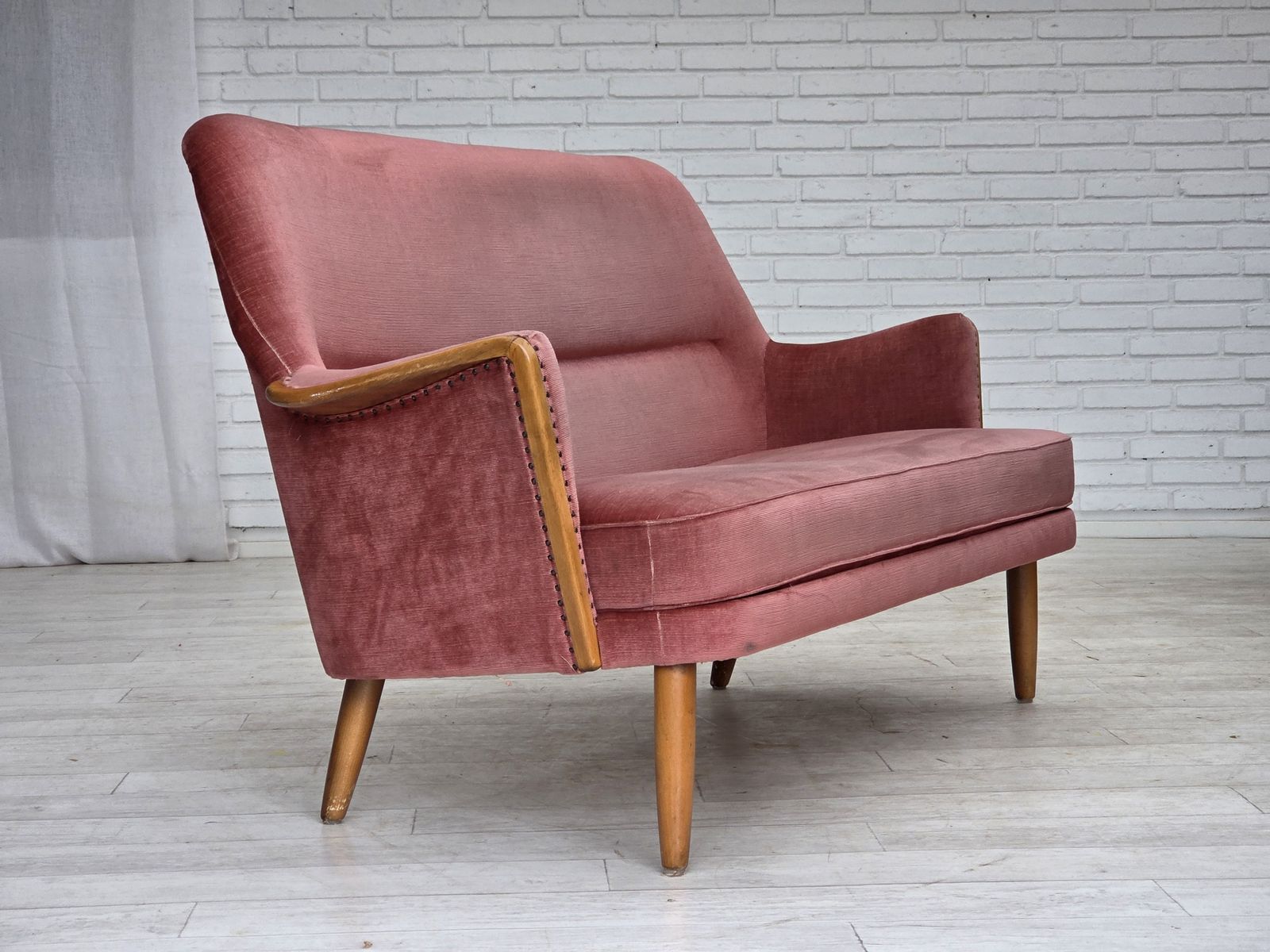 photo vintage 1970s, 2 Seater Swedish Sofa, Pink Furniture Velour, Beech Wood.