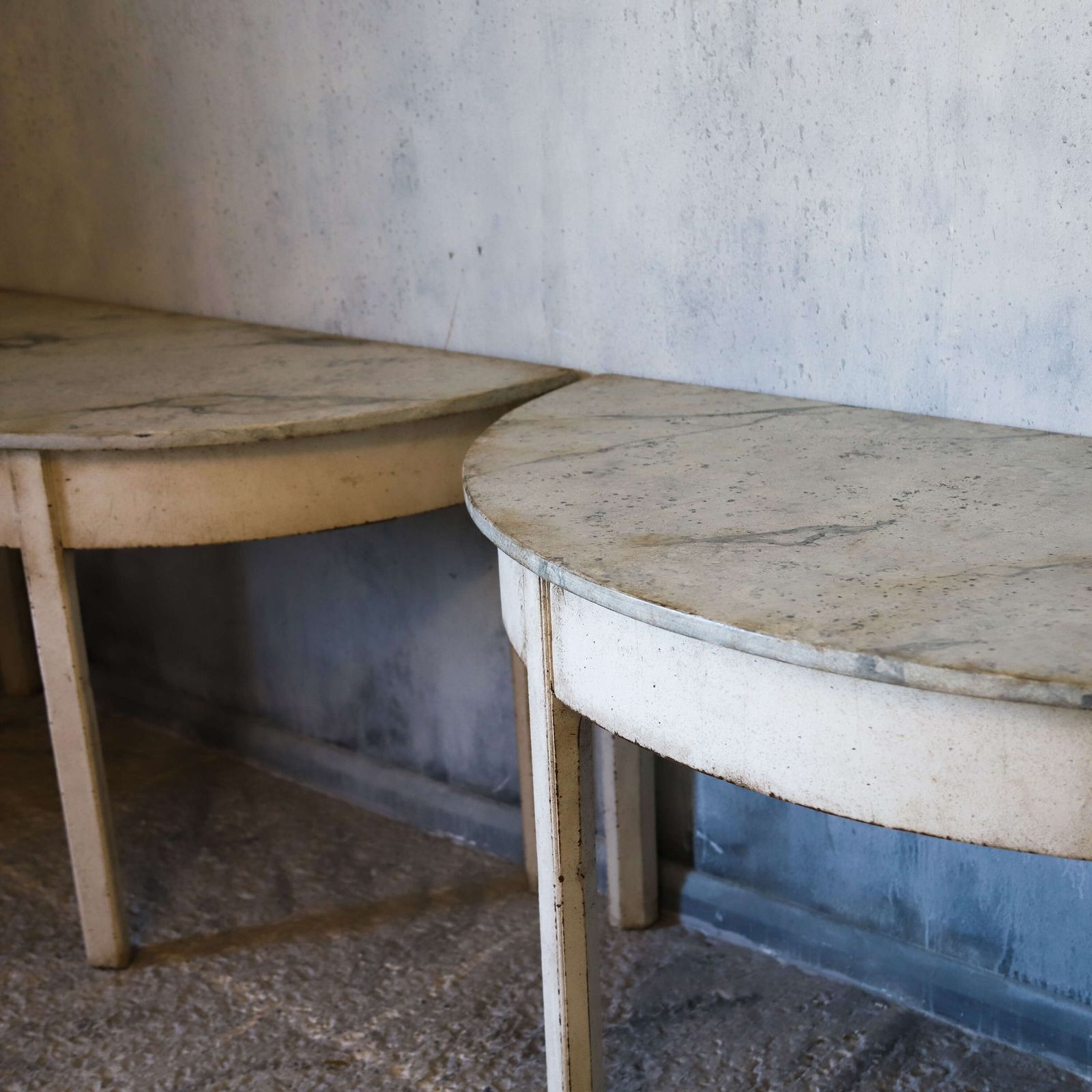 photo furniture ​​​​​​​Pair Of Stylish Antique Georgian Demi Lune Console Tables With Marlborough Legs