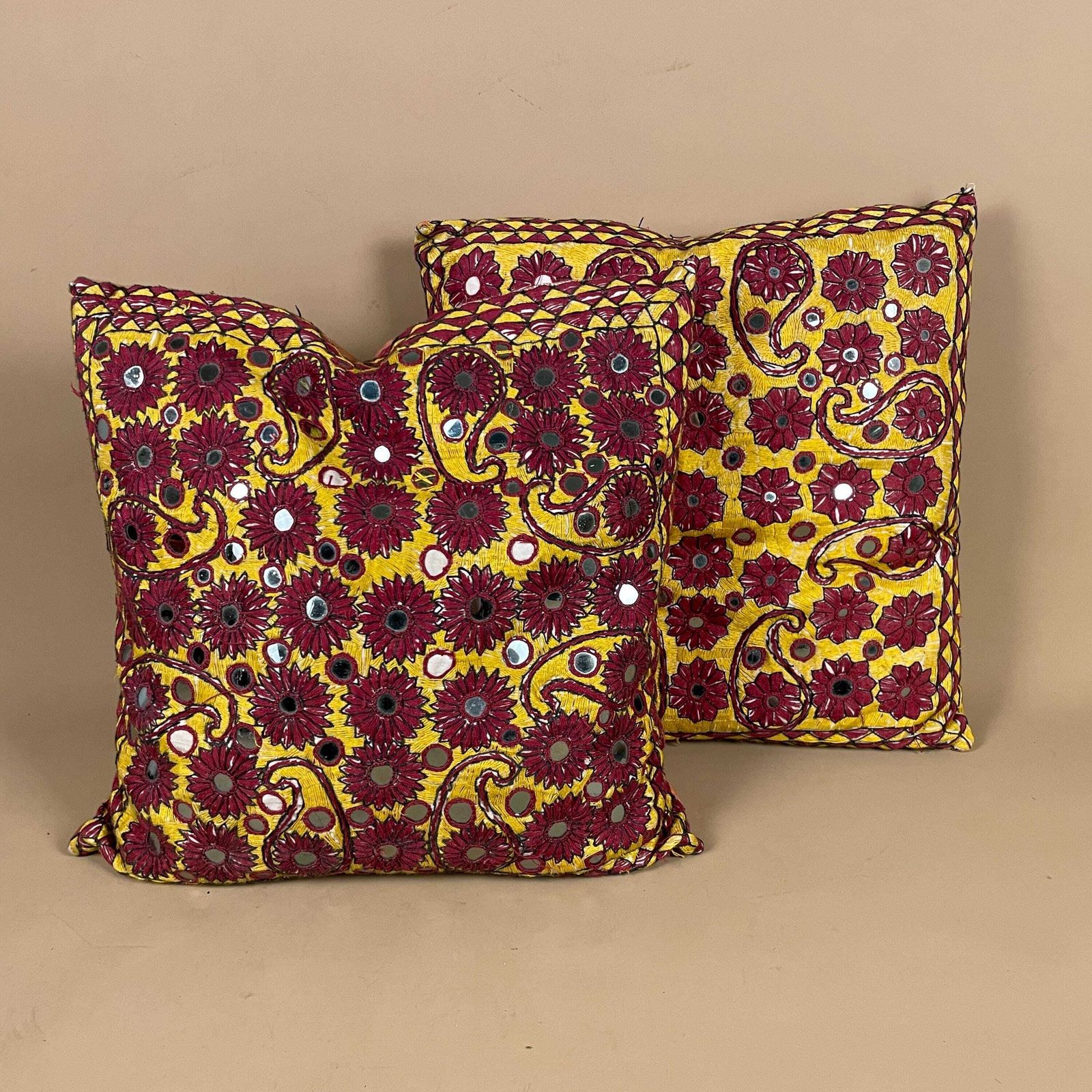 photo furniture Pair Of Antique Indian Traditional Cushions Embroidered Floral Shisha Mirrrorwork Scatter Pillow 40x40cm Square Pattern Handmade Decorative