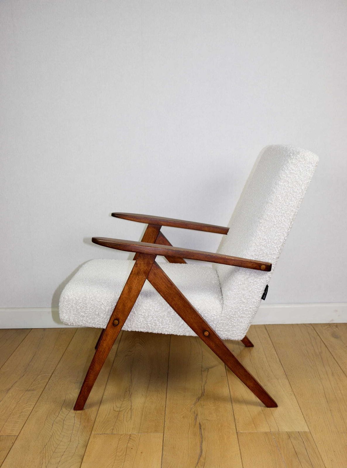 Vintage B 310 Var Armchair, White Bouclé Structured 1970s Brown Wood photo Furniture