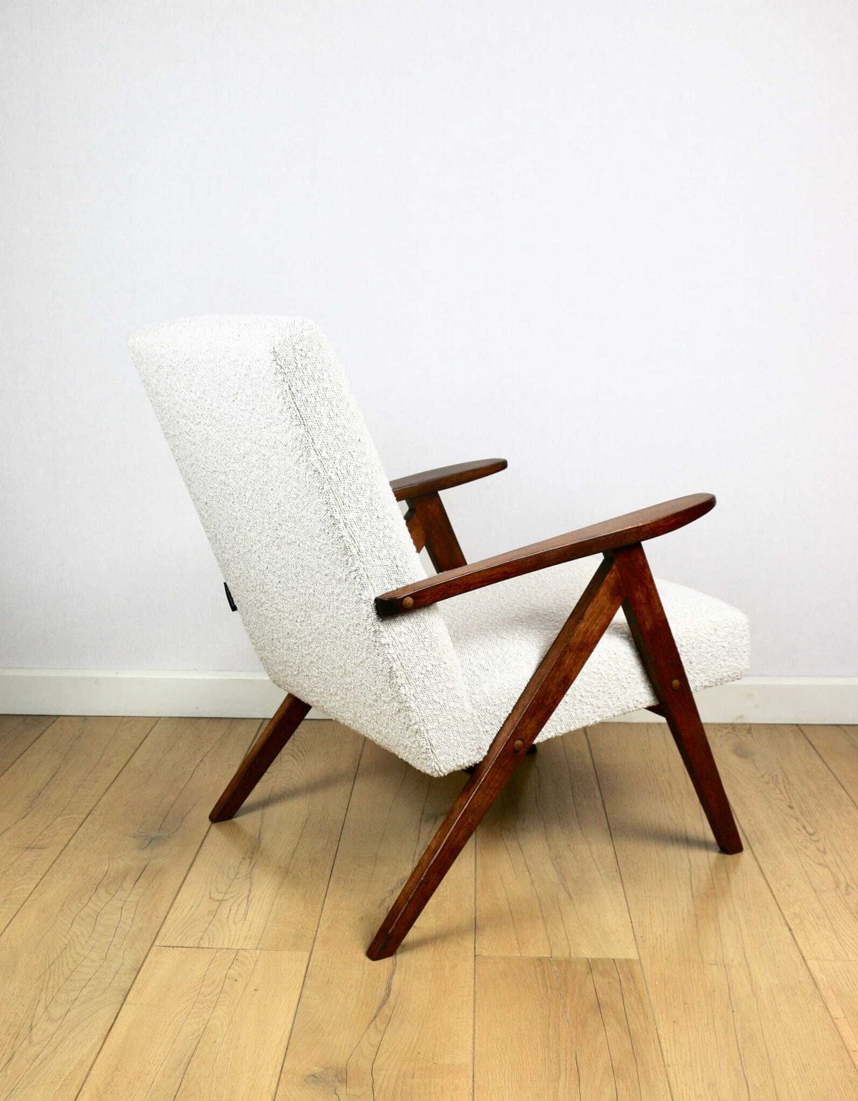 photo furniture Vintage B 310 Var Armchair, White Bouclé Structured 1970s Brown Wood