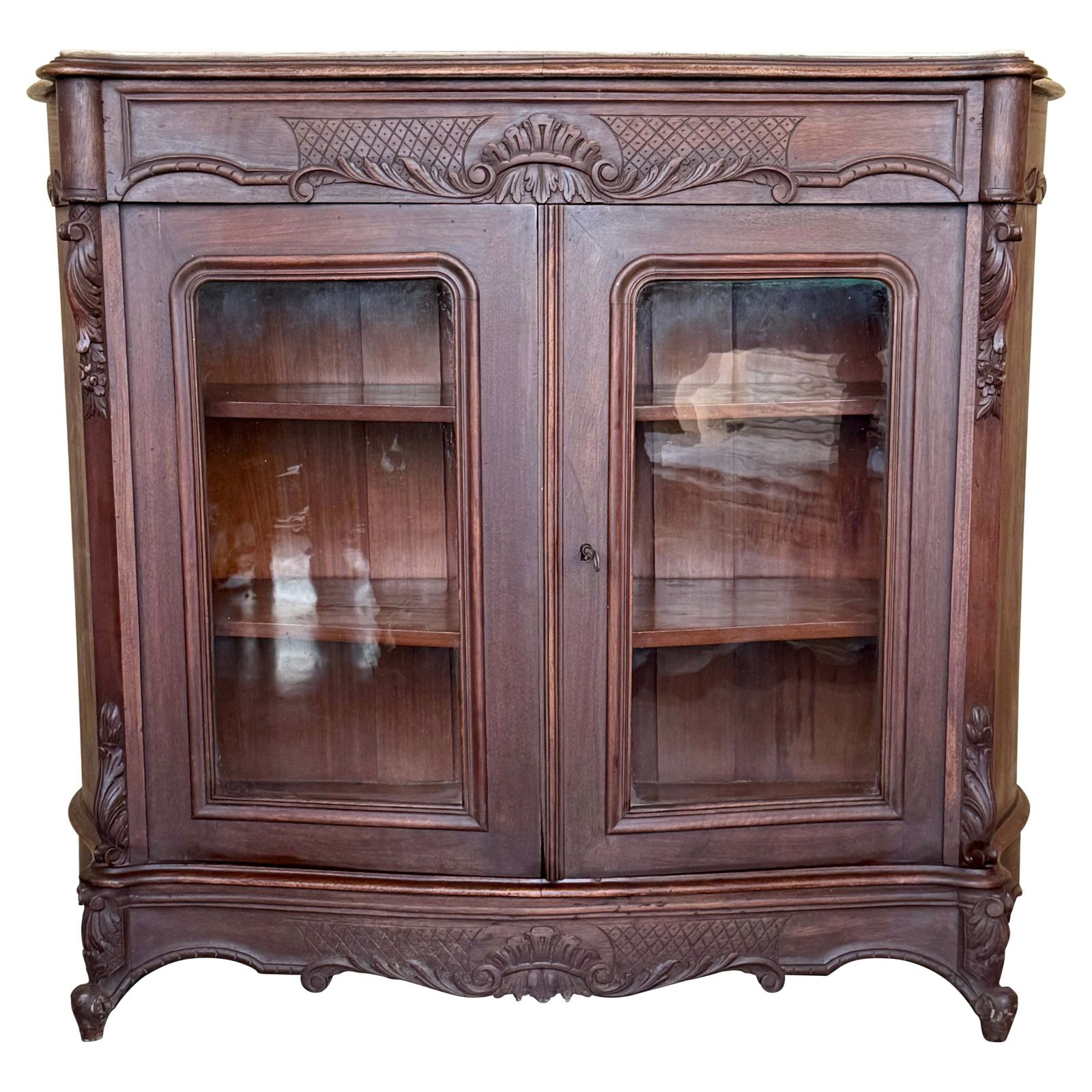 Buffet de style Louis XV en bois de cerisier, 2 portes vitrées, tiroir et plateau en marbre, fin du XIXe siècle