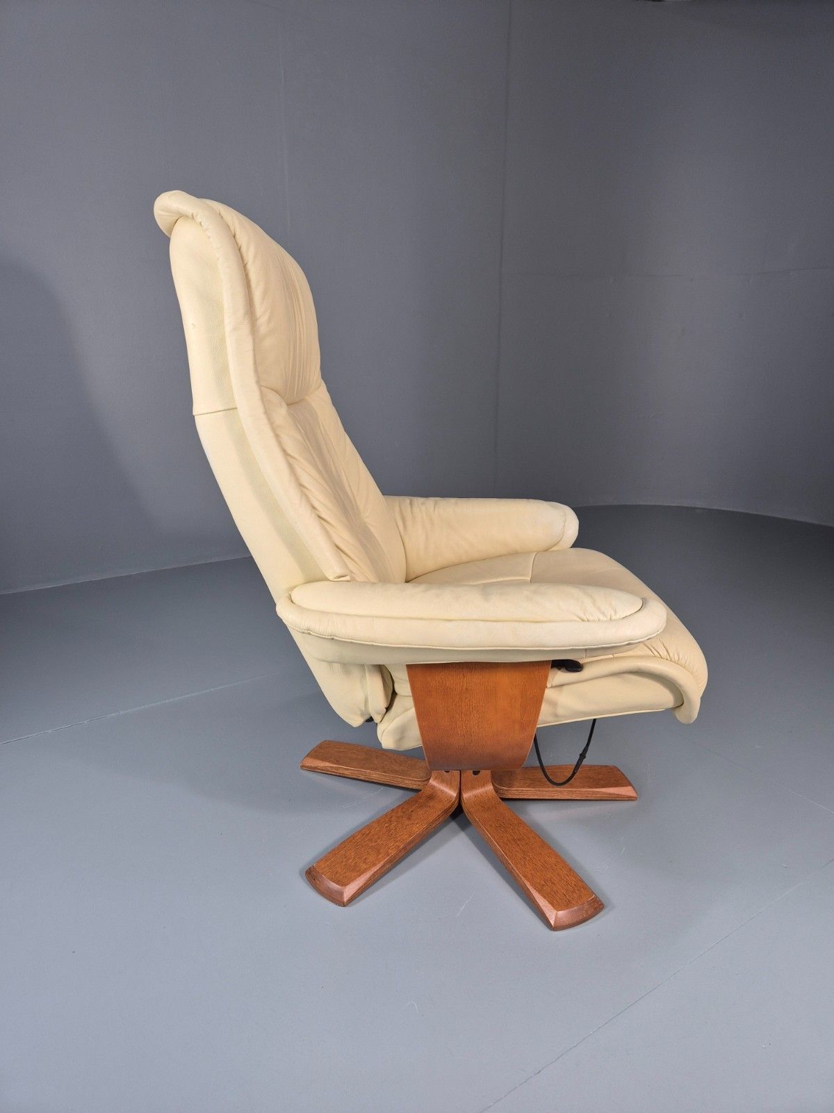 Vintage Swivel Recline Lounge Chair Danish Cream Leather 1990s Eb11433 Mswi photo Furniture
