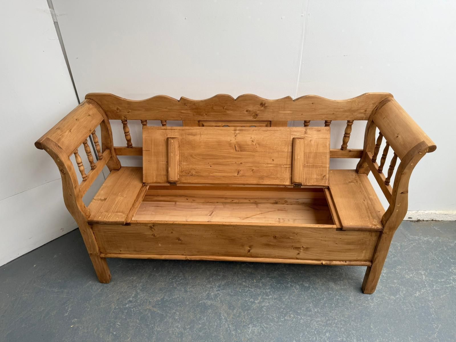 photo furniture A Superbly Waxed Antique Pine Heart 2/3 Seater Bench