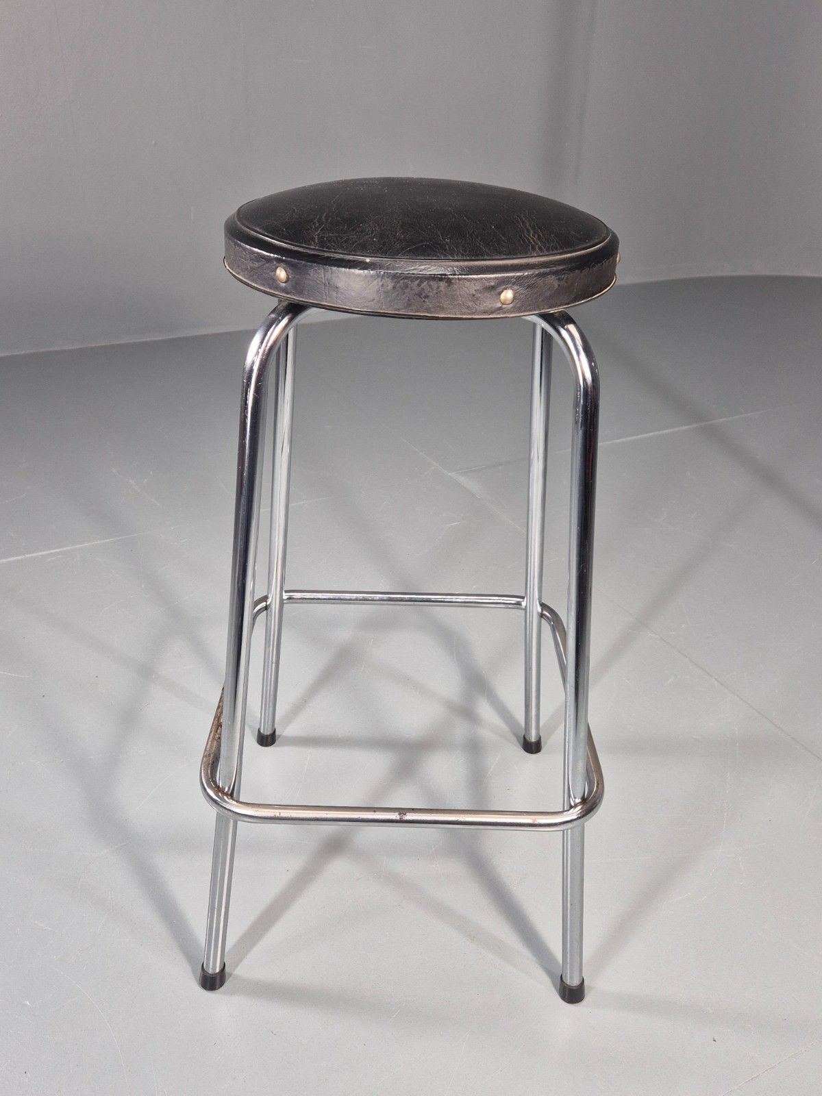60.0 Vintage Bar Stool Black Vinyl And Chrome 1980s Bauhaus Style Retro Eb11274 Mdin photo