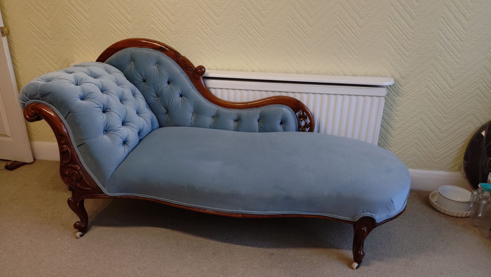 Victorian Velvet Chaise Longe. Excellent Condition. Professionally Re Upholstered.