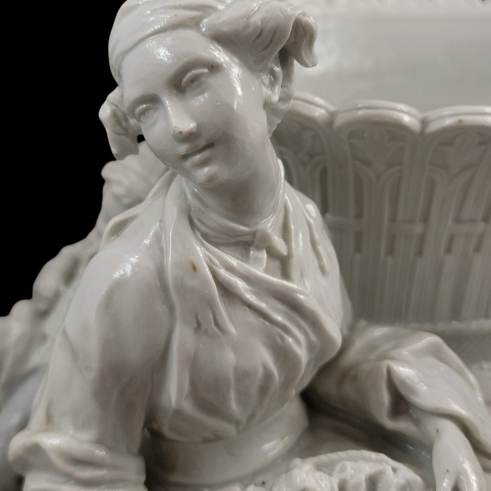 photo vintage Large French Soft Paste Chinoiserie Figure Group With Jardinière, C.1750–1760