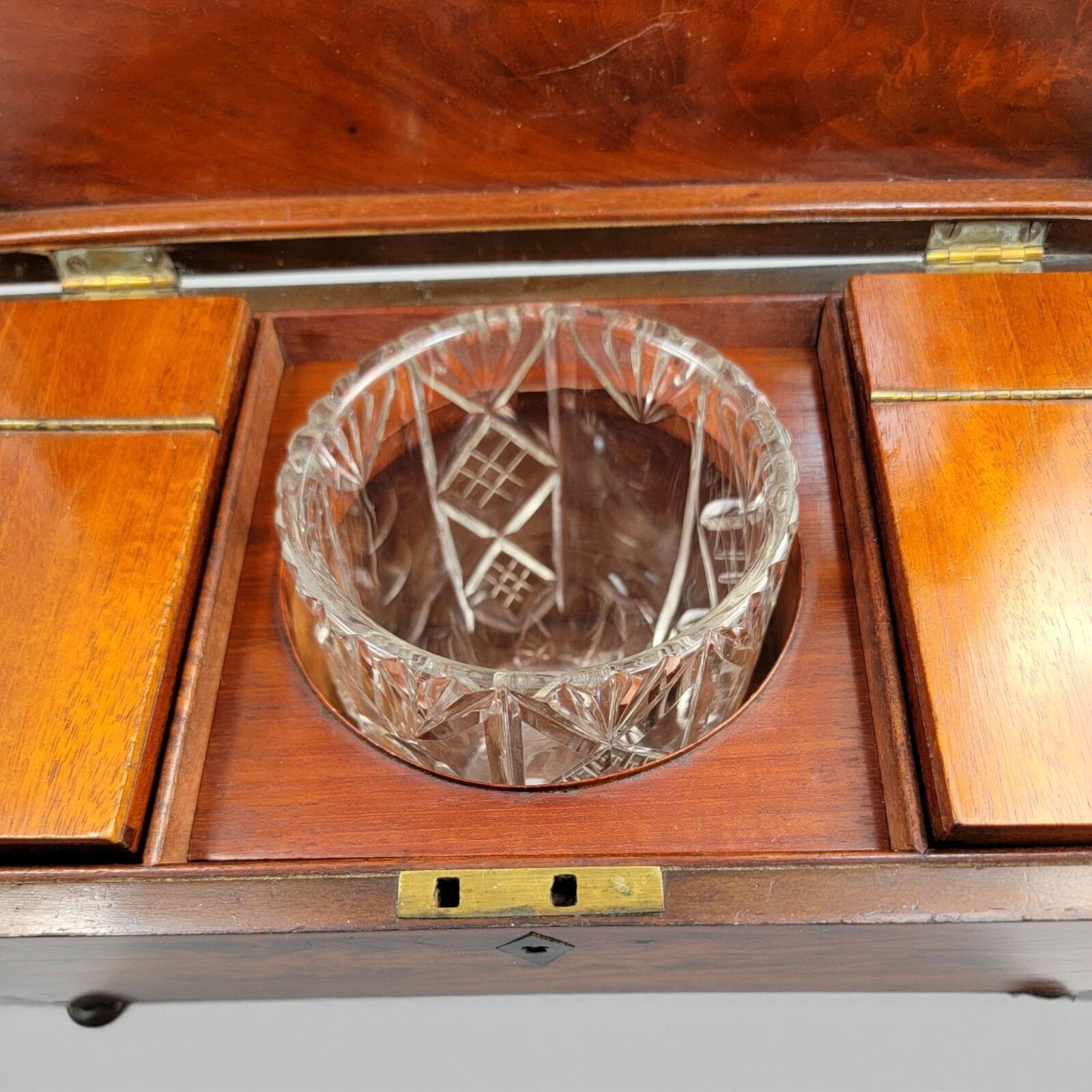 photo vintage Antique Regency Mahogany Tea Caddy With Cut Glass Bowl English C.1820