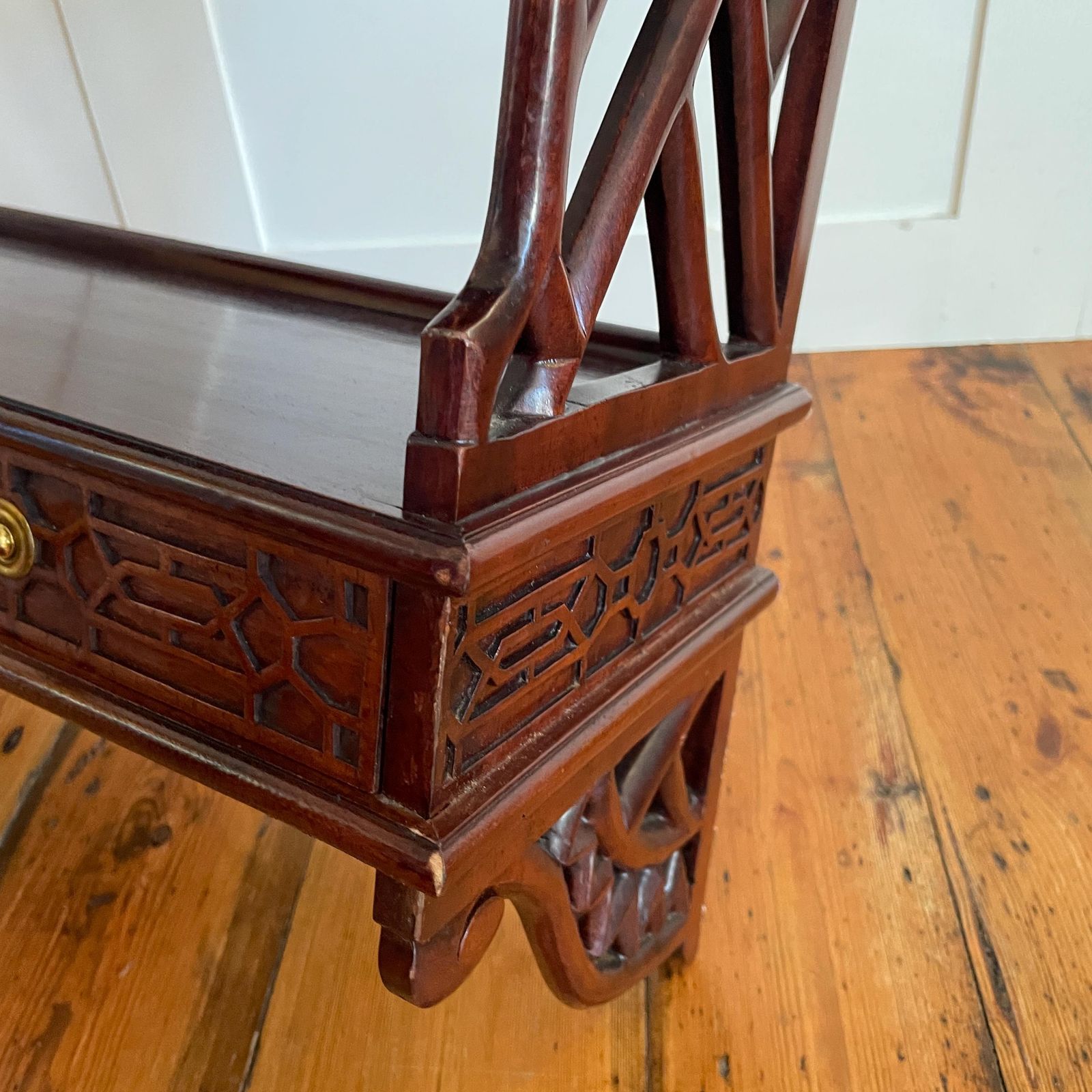 photo vinterior Chinese Wooden Wall Hanging Cabinet Shelves Wood Ornate Drawers 3 Tiers Mahogany Antique Vintage Oriental Carved Chippendale Style Fretwork