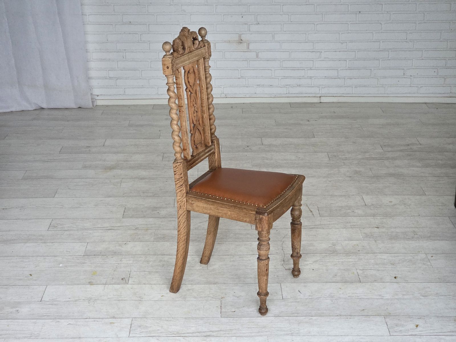 Jaren 1930, Set Van 4 Deense Eetkamerstoelen, Gesneden Eikenhout, Meubeleer. photo Meubels