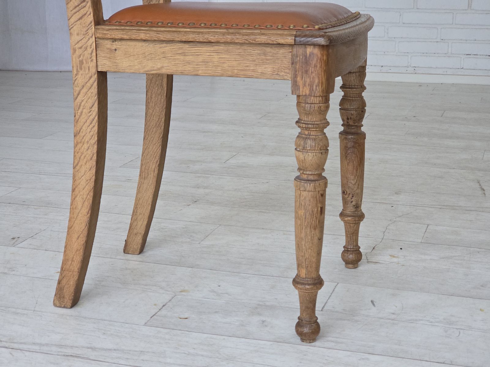 photo furniture 1930s, Set Of 4 Danish Dining Chairs, Carved Oak Wood, Furniture Leather.