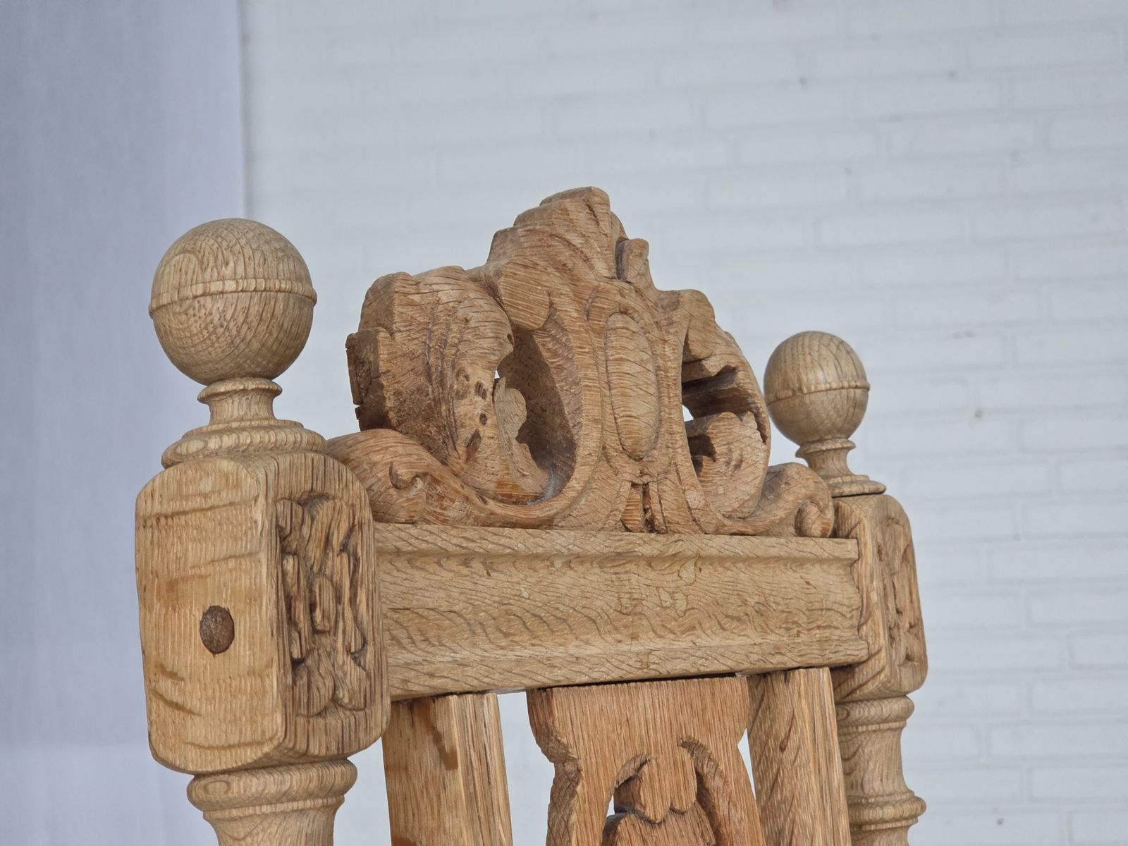 photo vinterior 1930s, Set Of 4 Danish Dining Chairs, Carved Oak Wood, Furniture Leather.