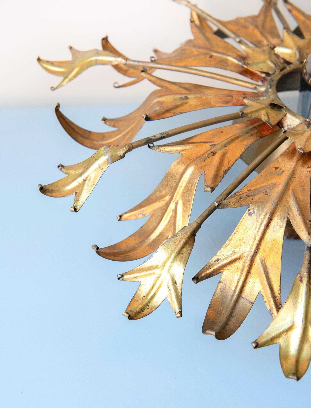 Italiaanse Sunburst Plafondlamp   Goudkleurige Metalen Bladeren   Mid Century Modern Design, Jaren 1960 photo vintage