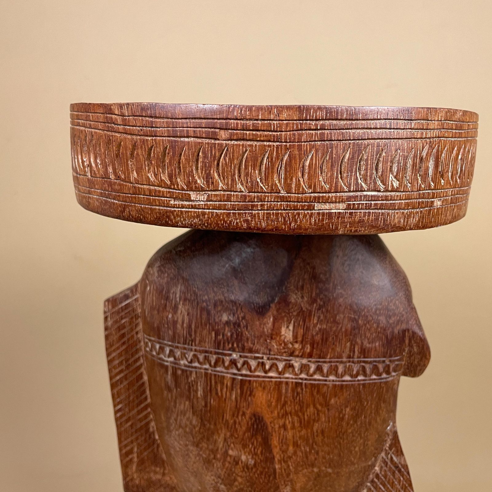 photo furniture Antique African Luba Caryatid Stool Handmade Round Wood Table Plant Stand Fish Wooden Africa Furniture Circle Brown Seat Tribe Handcrafted