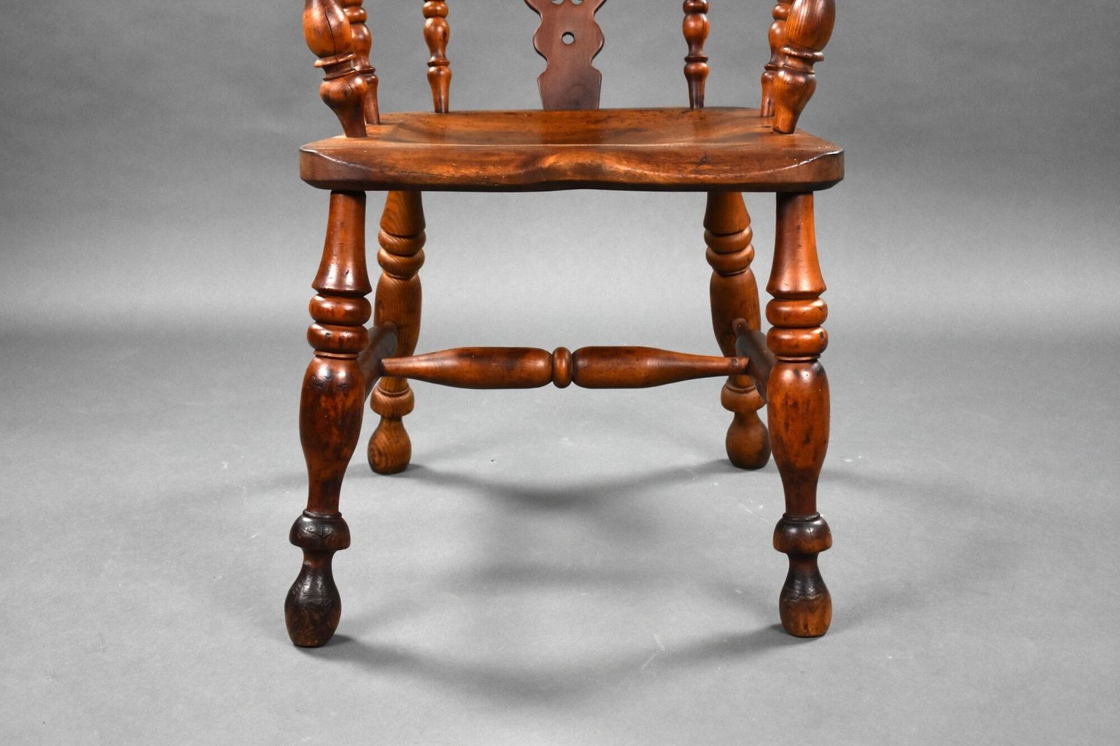 photo furniture 19th Centyr Yew Wood Broad Arm Windsor Chair