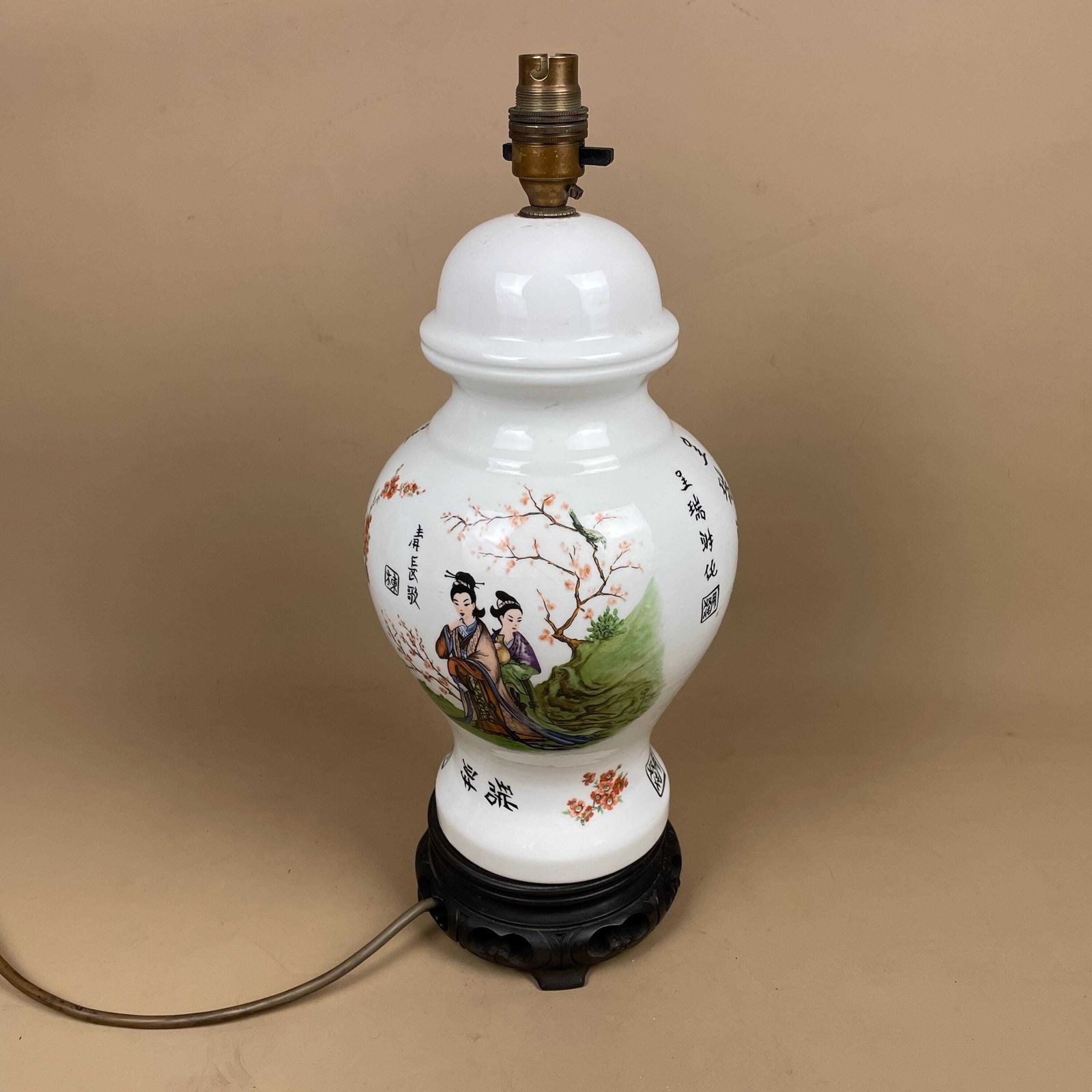 Oriental Ceramic Vase Lamp Hand Painted Floral Design Porcelain Table Lamp Chinoiserie Ornate Pattern Wood Base Ginger Jar Gold Metal White photo furniture