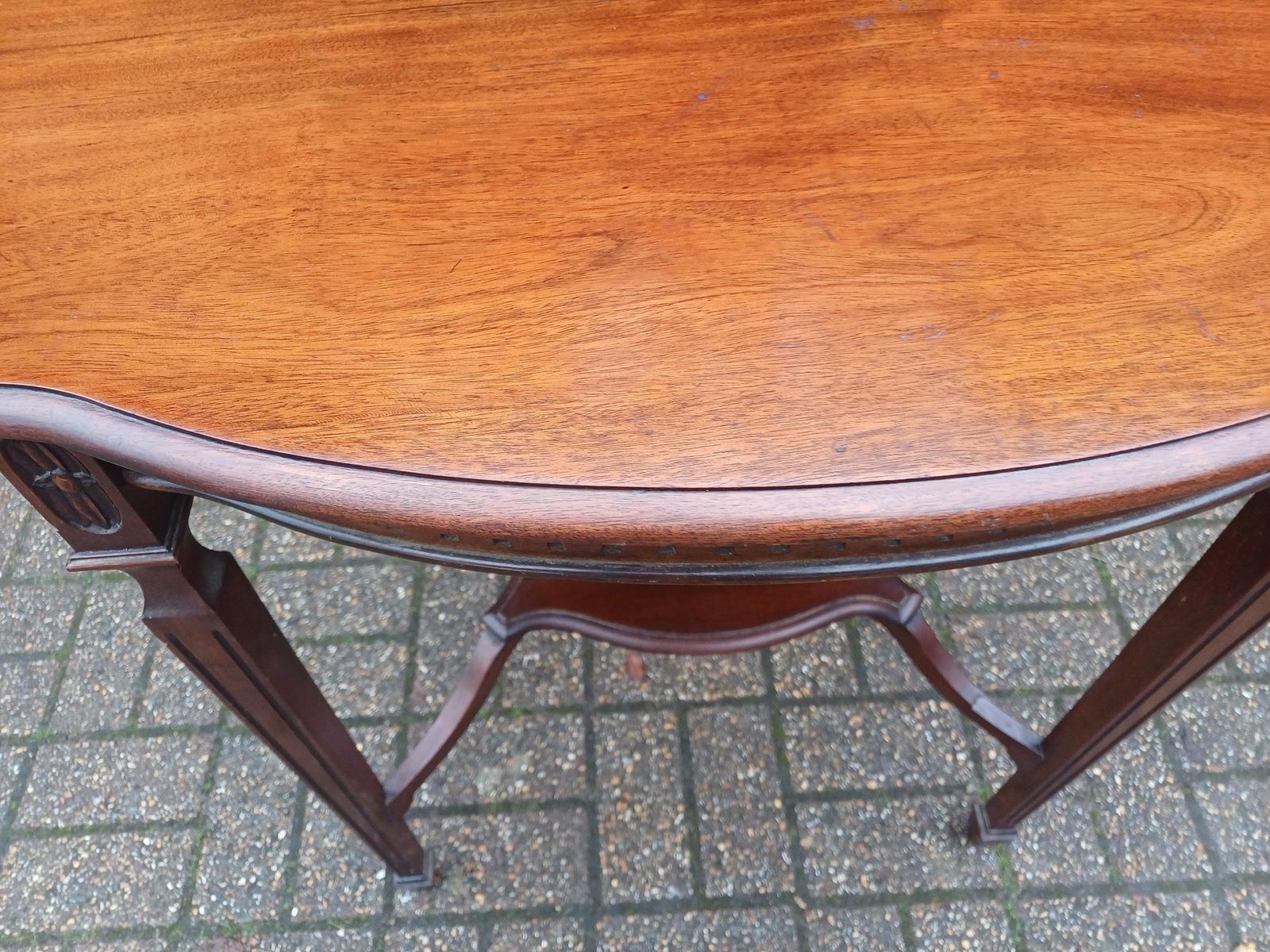 395.0 Fine Mahogany Side Table Console Elegant Shaped Top Lower Tier Shelf Antique Style Hall Lamp Table Vintage Carved Detail photo