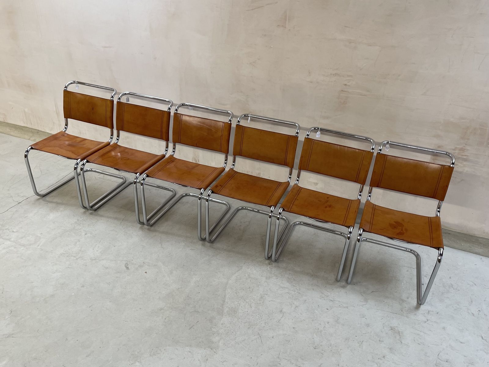 photo vintage 6 Dining Chairs Mart Stam Marcel Breuer S33 Set Of Six Fasem Chrome Tan Brown Cognac Leather Cantilever Bauhaus 6 Mid Century Dining Chairs