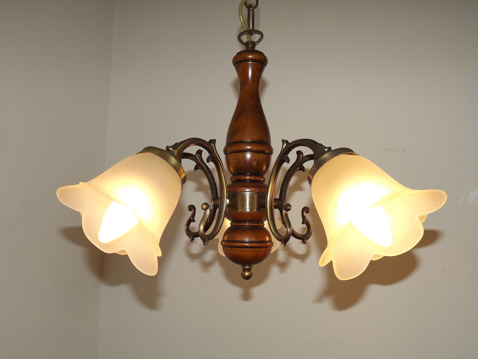 170.0 Lustre français mid-century à 5 lumières en métal effet bronze et bois, abat-jour fleurs en verre opaque blanc photo