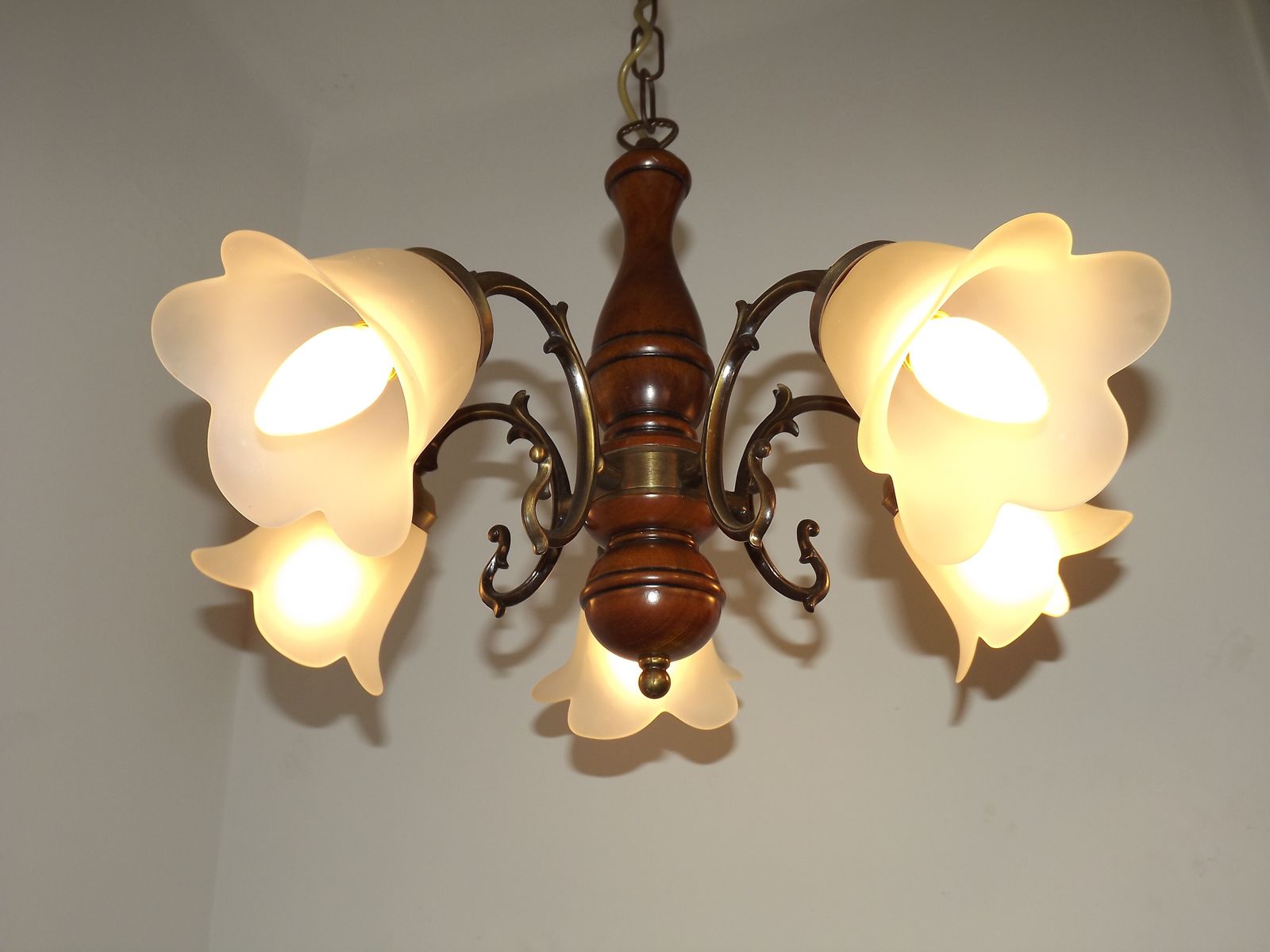 photo vinterior Lustre français mid-century à 5 lumières en métal effet bronze et bois, abat-jour fleurs en verre opaque blanc