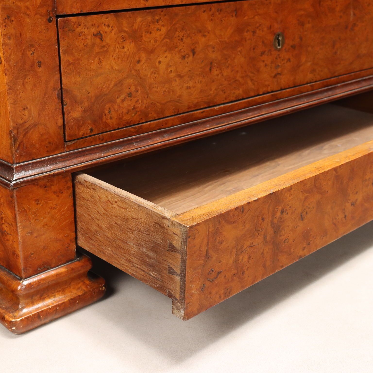 photo furniture Secretaire In Radica Di Noce