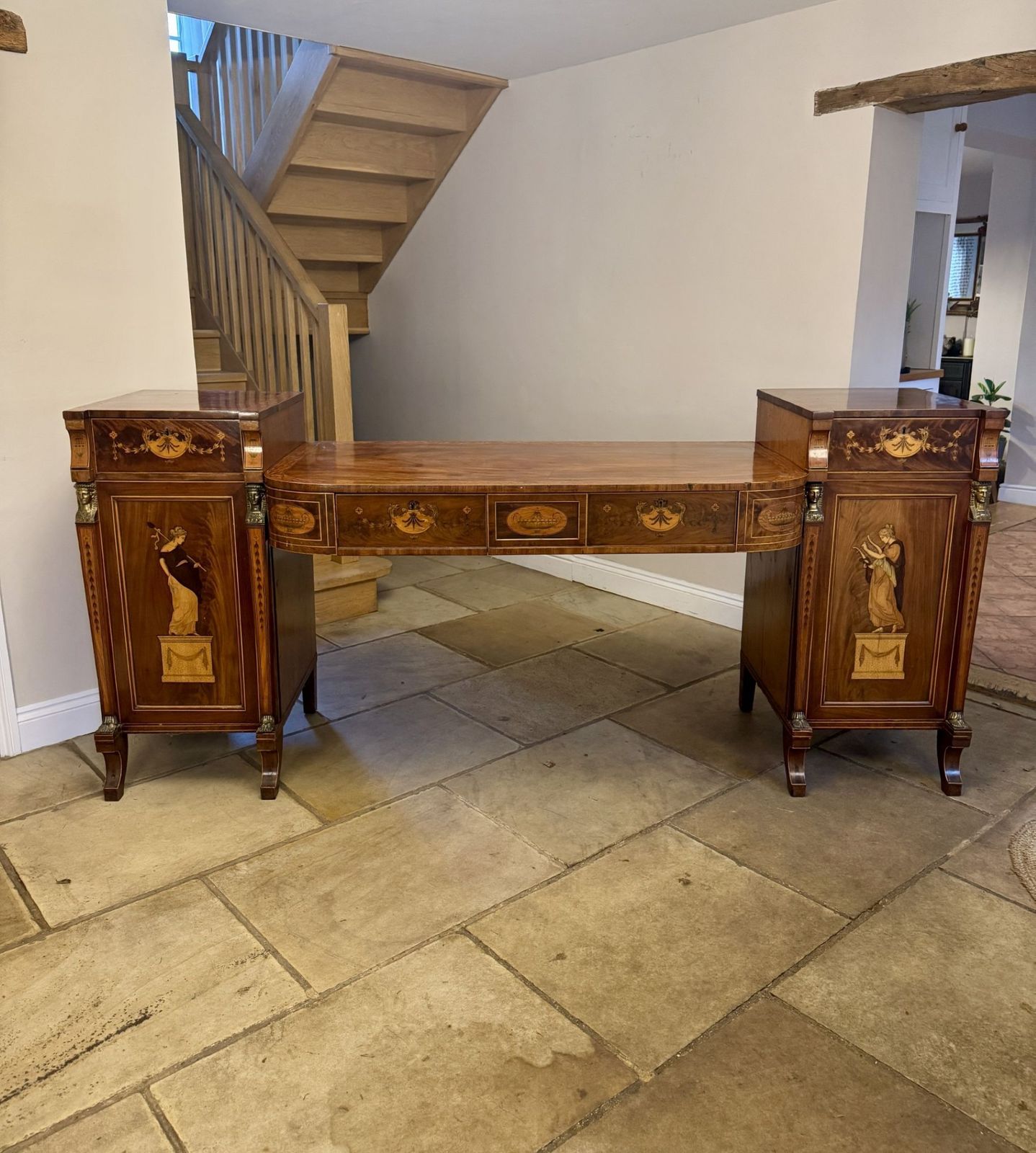 photo vinterior Outstanding Quality Large George III Mahogany & Satinwood Inlaid Sideboard
