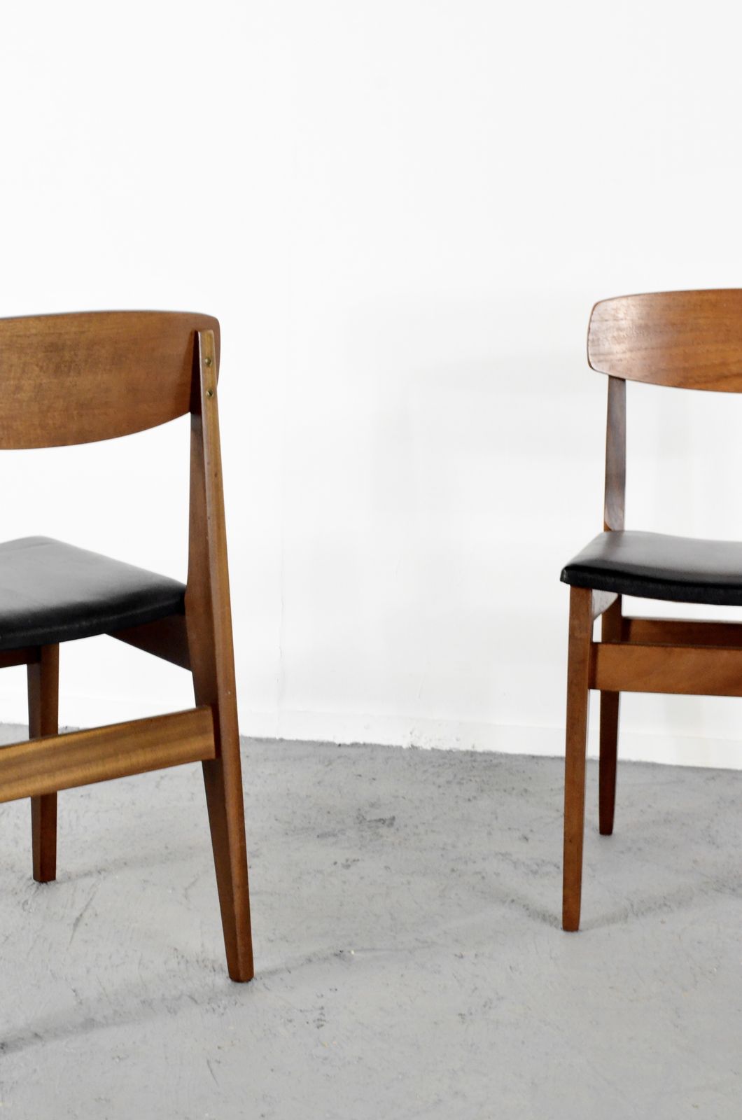 Set Of 4 Vintage Midcentury Teak And Leatherette Chairs. Delivery. Modern / Retro / Danish Style. photo Furniture
