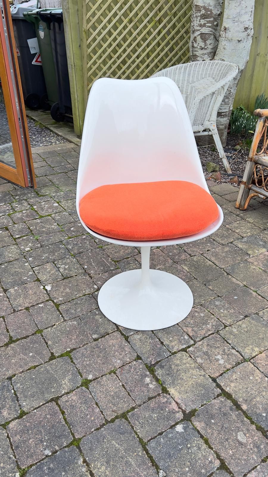 Eero Saarinen Tulip Dining Table, Medium. Full Original Set With 4 Chairs And Orange Cushions photo for sale
