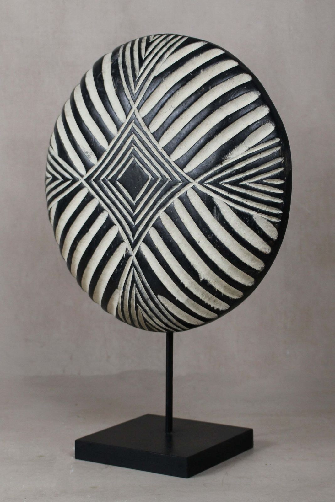 Cameroon Shield Round   160.4, African photo furniture