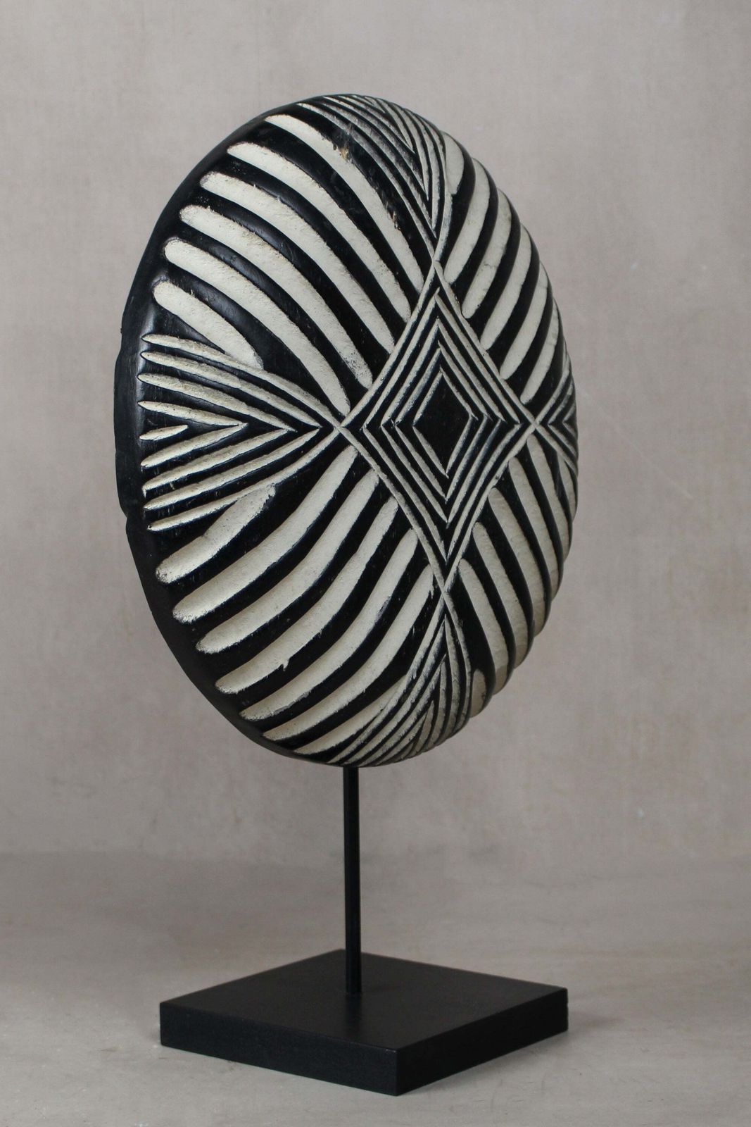 Cameroon Shield Round   160.4, African photo for sale
