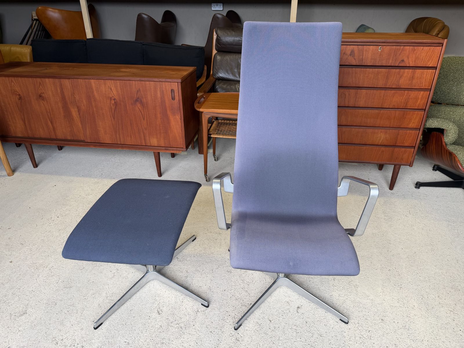 Oxford Swivel Lounge Chair And Footstool By Arne Jacobsen For Fritz Hansen photo furniture
