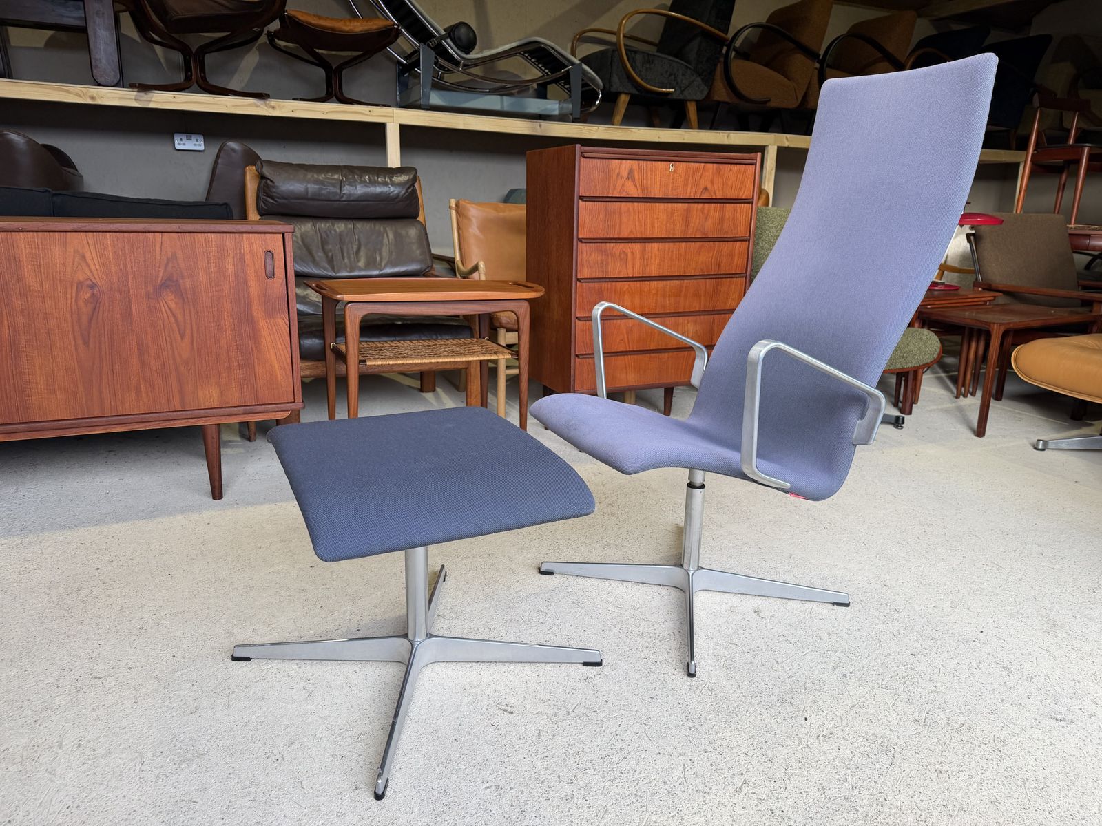 Furniture Oxford Swivel Lounge Chair And Footstool By Arne Jacobsen For Fritz Hansen photo