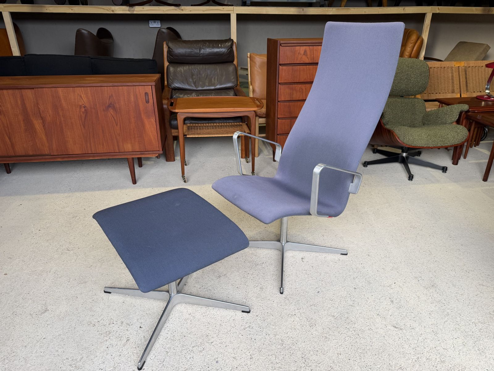 photo buy Oxford Swivel Lounge Chair And Footstool By Arne Jacobsen For Fritz Hansen