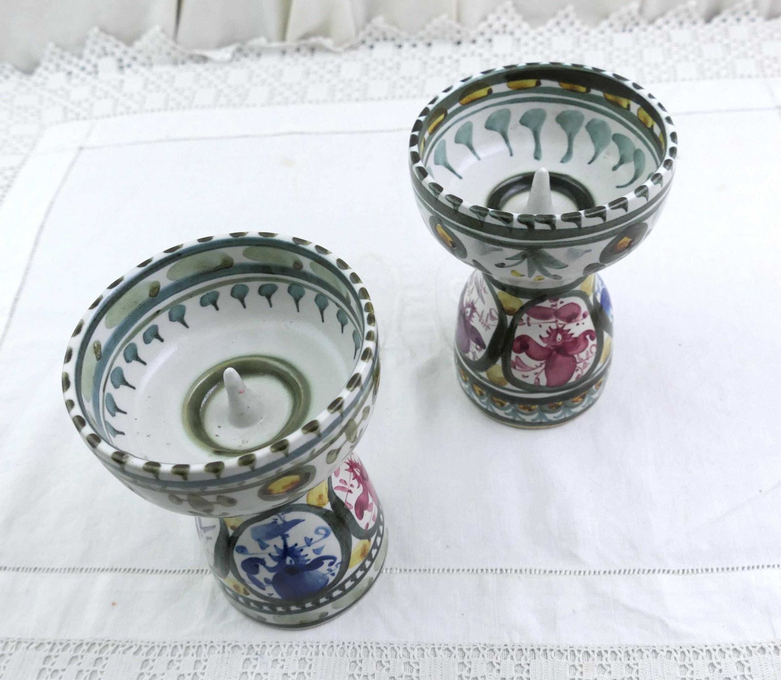 Paar Vintage Franse Keraluc Mid Century Studio Aardewerk Kandelaars Met Handgeschilderd Patroon, Kunstenaar Millot, Retro Jaren 1960, Bretons photo buy