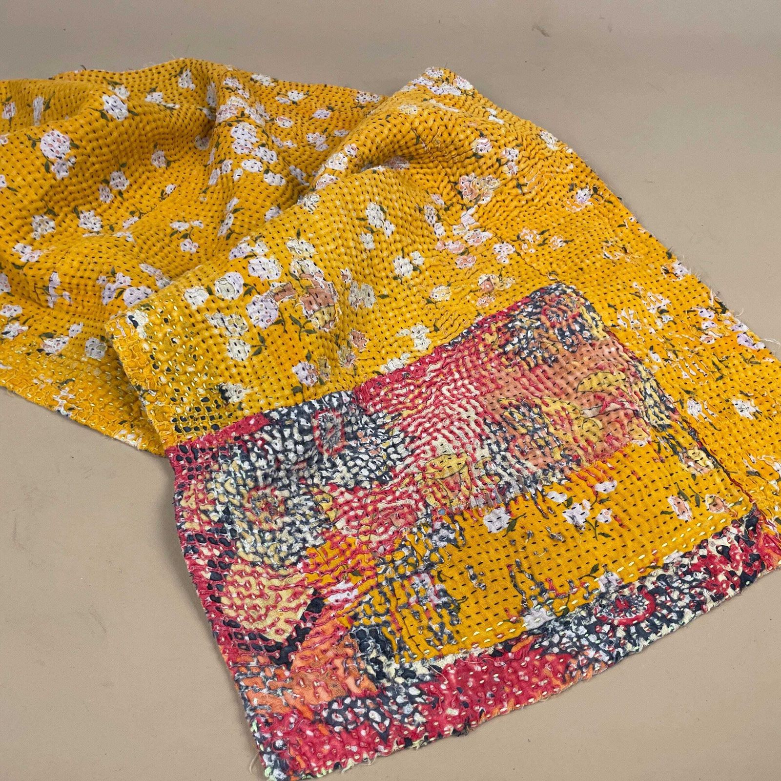 photo vinterior Indian Fabric Table Runner Hand Embroidered Pattern Tapestry Cotton Handmade Craft Traditional Cloth India Stitched Rectangle 97x33cm