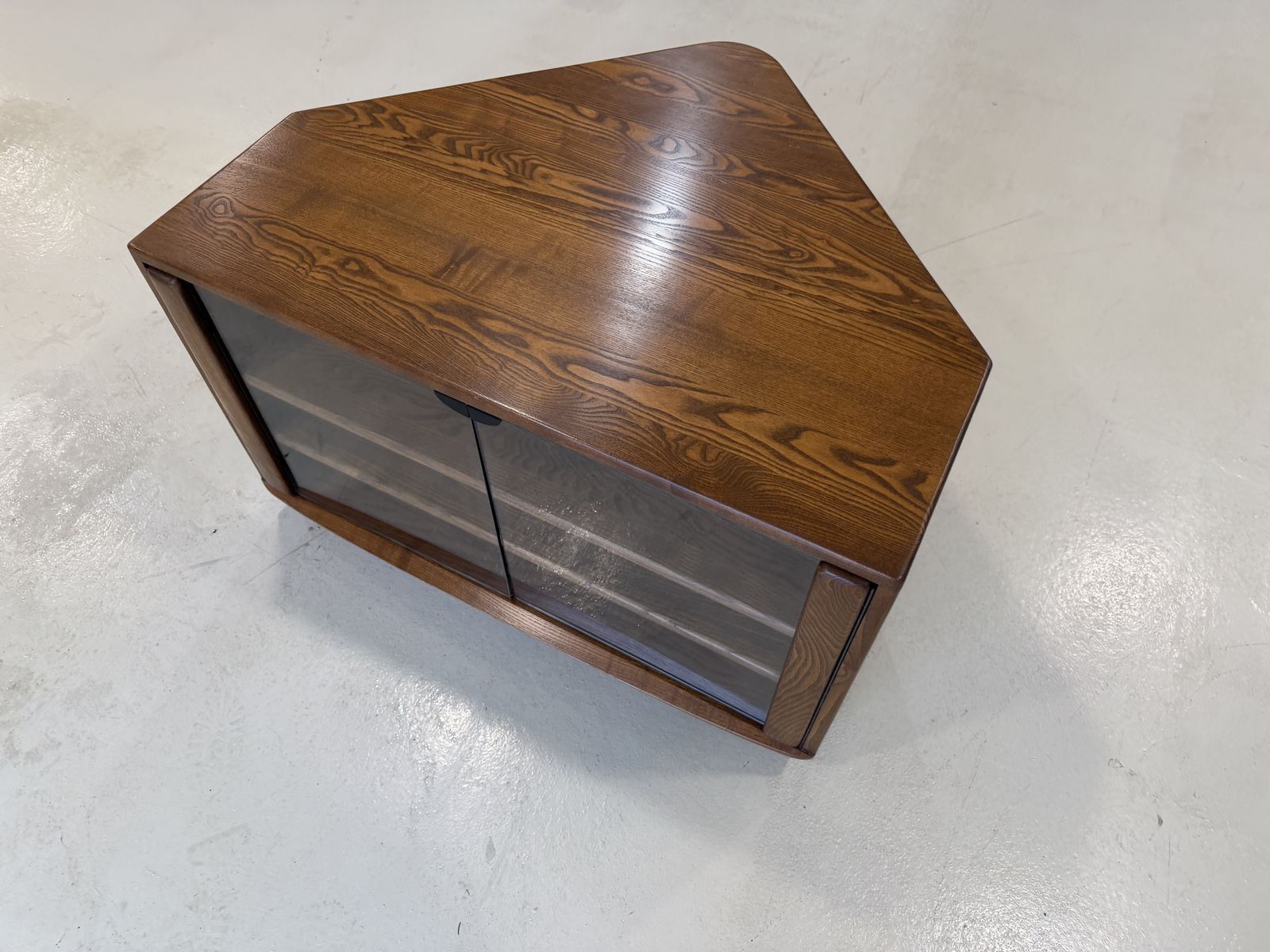 photo vintage Stunning Ercol Windsor Corner Tv Unit / Stand / Cabinet  – Pristine Condition, Rrp £1,800