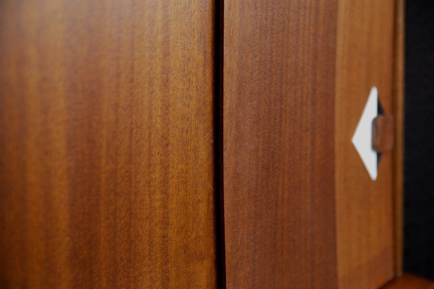 photo vinterior Mid Century Deens Modern Teakhouten Dressoir Met Handgeschilderd Patroon, Ca. Jaren 1950