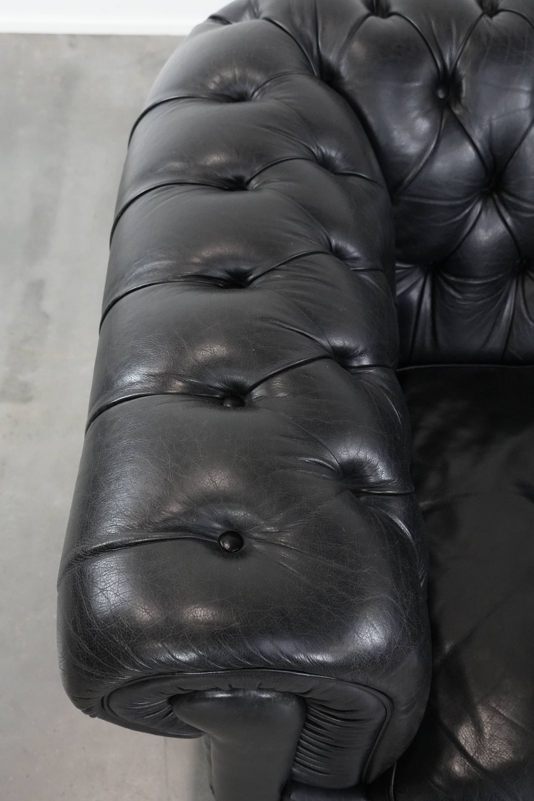 Tijdloze En Comfortabele Zwarte Chesterfield Fauteuil Van Koeienleer photo buy