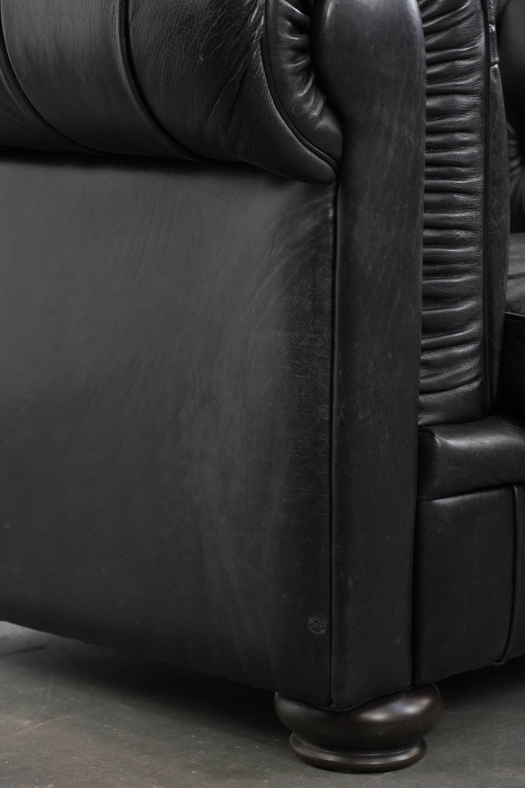 photo buy Tijdloze En Comfortabele Zwarte Chesterfield Fauteuil Van Koeienleer