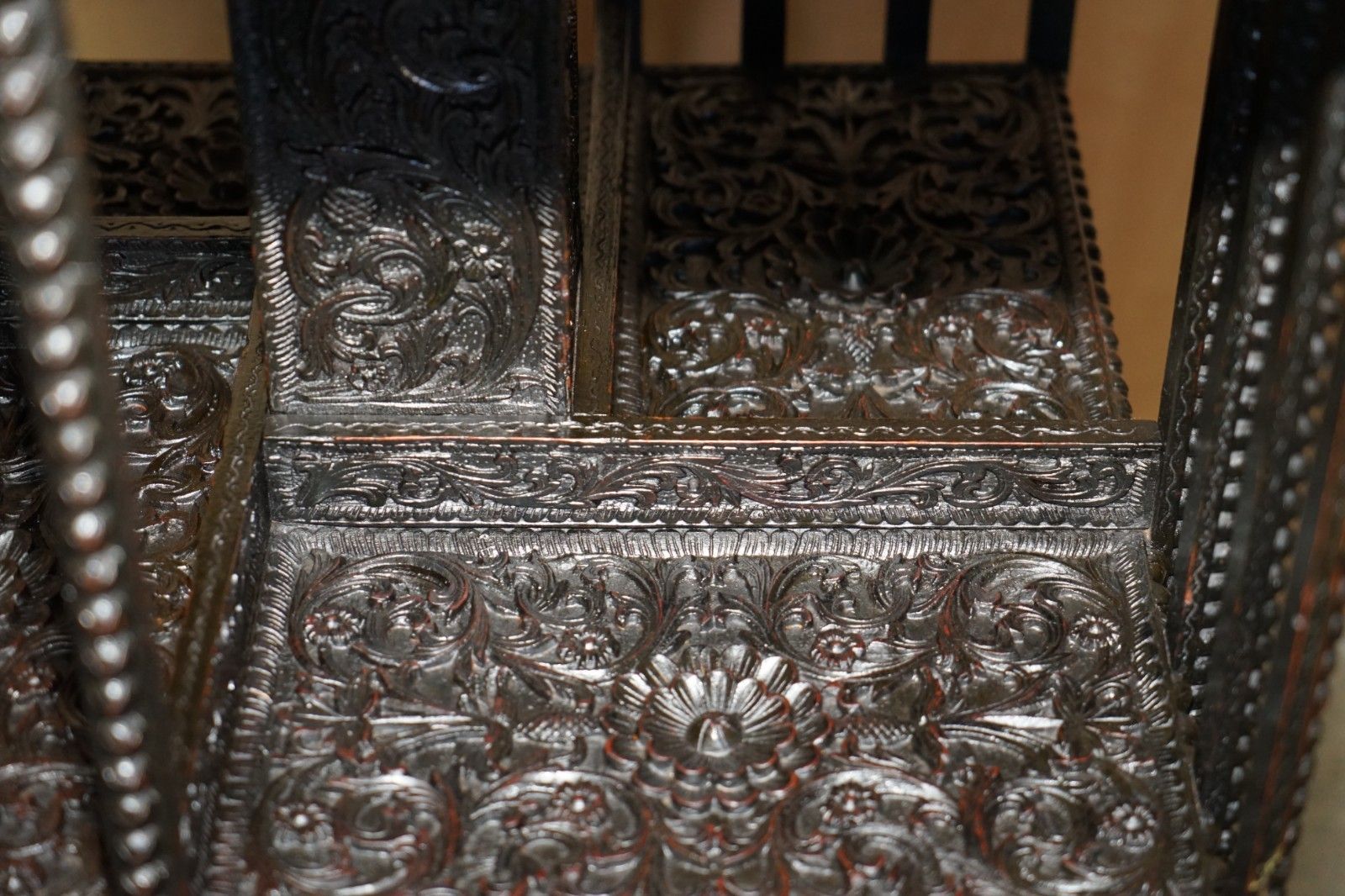photo vintage Super Rare Antique 1880 Anglo Indian Ornately Carved Revolving Bookcase Table