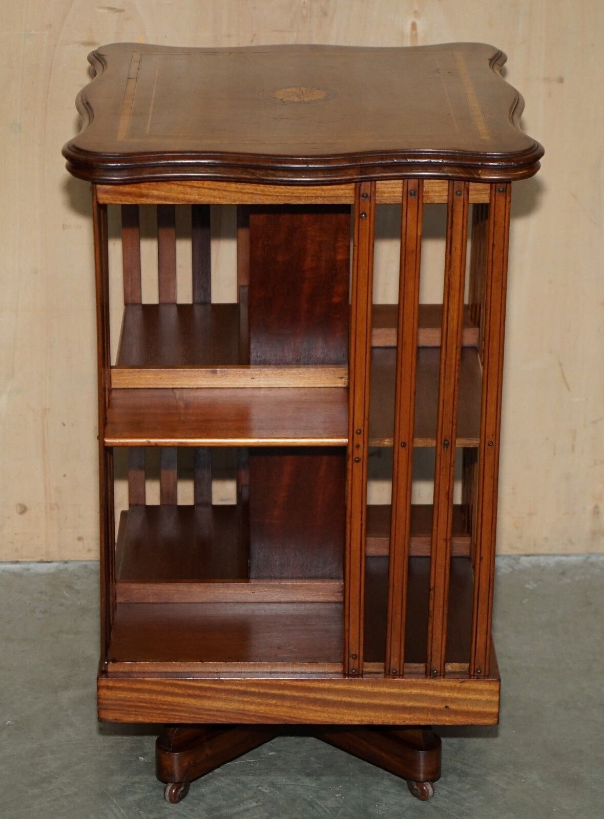 photo vinterior Fine Antique Sheraton Walnut, Satinwood & Porcelain Revolving Bookcase Table